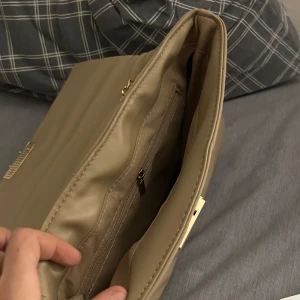 Beige axelväska med guldkedja☺️ - Snygg axelväska oanvänd den oxå från glitter jätte fin och söt 