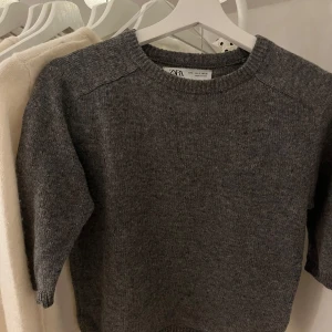 Grå trekvartsärmad tröja - Så fin trekvartsärmad stickad T-shirt från Zara