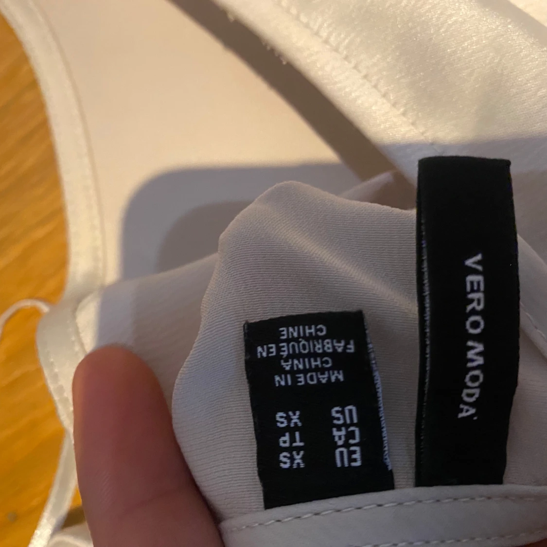 Vit blus med knappar - 93