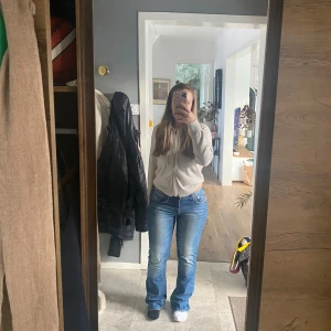 Låg midjade blåa bootcut jeans - Säljer ett par äldre blåa bootcut jeans i stl. w31/l32 i märket fit&loyal.❣️