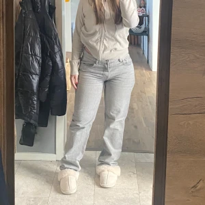 Låga gråa jeans - Snygga grå låga jeans från Gina med raka ben. Ingen aning om de fortfarande säljs❣️ Har anpassningsbar midja (inget som syns alls utanpå byxorna). Fåtal gånger använda❤️
