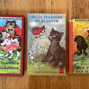 Pelle Svanslös bokserie - En samling av tre böcker från Gösta Knutssons älskade serie om Pelle Svanslös. Böckerna har färgglada omslag med illustrationer av katter i olika äventyr. Perfekt för barn och nostalgiska vuxna som vill återuppleva klassiska berättelser.