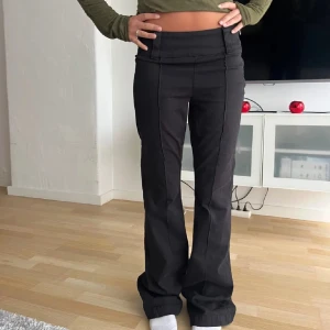 Svarta byxor från Bershka - Snygga svarta byxor från Bershka. Köpta här på Plick (dom två första bilderna är från henne jag köpte dem av) som referens är hon 164cm💗 stretchigt material och dragkedja på sidan☺️bra skick. Pris är alltid diskuterbart, hör av dig vid frågor💗