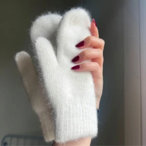 Vita Stickade Vantar - Helt nya, aldrig använda🤍 Så mysig och sköna nu under vintern, de sticks inte. Finns även i beige | Kom jättegärna med prisförslag!🫶🏼❄️