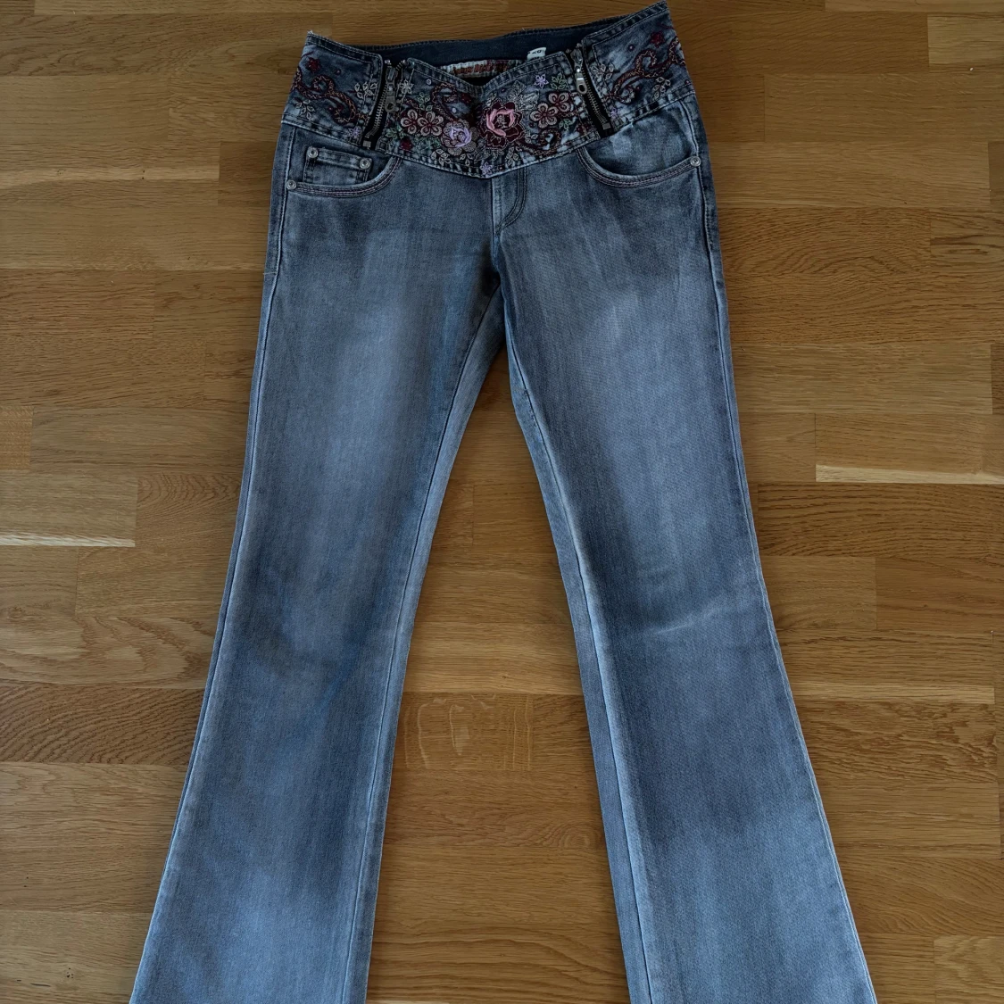 Grå bootcut jeans med broderi