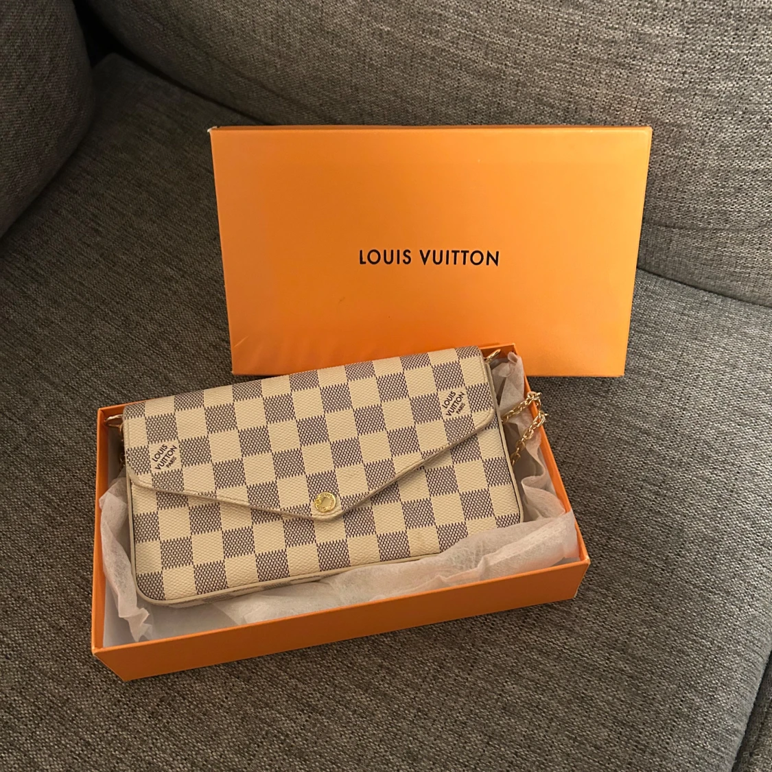 Vit/grå rutig axelväska