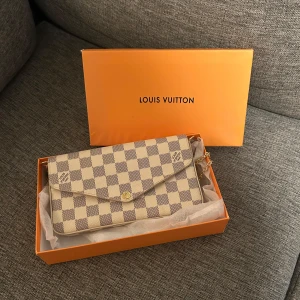 Vit/grå rutig axelväska  - Bra skick. Använd några gånger. 