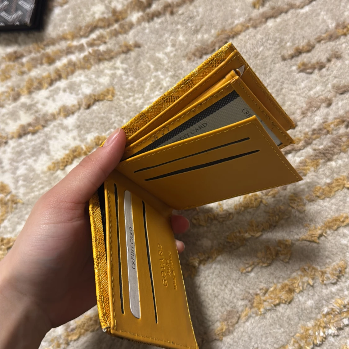 Gul plånbok med mönster - 90