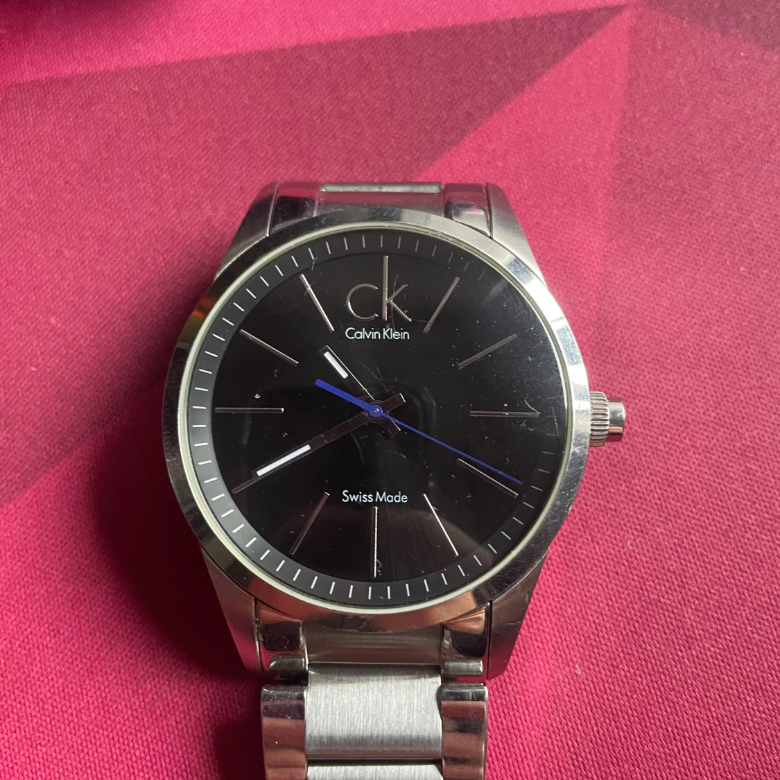 Silverfärgad klocka från Calvin Klein. Batteriet är nyss bytt - 91