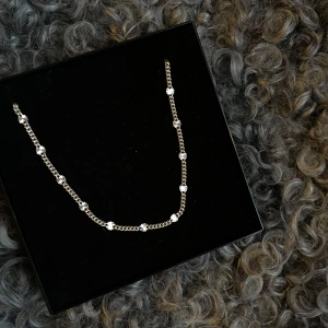 Smyckesset/srebrna biżuteria - Kom gärna med prisförslag! Elegant silverhalsband med matchande armband i äkta silver.💘Armband längd: 17 cm. Halsband längd: 40 cm.