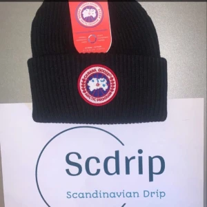 Svart Canada Goose Mössa - Snygg Canada Goose mössa, perfekt till kylan