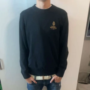 Svart tröja från Morris - Säljer en stilren svart tröja från Morris med rund hals och diskret logga på bröstet. Nyskick använd ett fåtal gånger. Storlek M men passar som S också. Nypris cirka-1300 mitt pris 400. Pris kan diskuteras vid snabba affärer.
