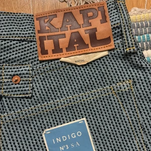 Kapital century denim Japanese denim - Säljer mina indigo No3 Kapital century denim. Köpte dessa i Kapitals butik i Ginza (Tokyo) sommaren 23. Jeansen är tillverkade i Japan med de bästa materialen och maskinerna (importerade från USA på 50 talet). Det är med en tår i ögat som jag bestämmer mig för att sälja dom men jag behöver verkligen lite extra deg nu så skicka gärna bud (säljer på Grailed för 3000-4000kr). De säljs bara i en butik i hela Sverige och där får man räkna med att betala runt 5000kr. Hojta om det skulle va något!