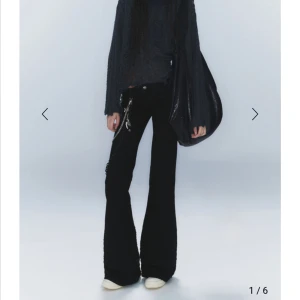 Svarta bootcut byxor - Snygga svarta bootcut byxor med dragkedjedetaljer. Perfekta för en stilren look med en touch av edge. Byxorna har en bekväm passform och är ett måste i garderoben. Prislappen sitter kvar