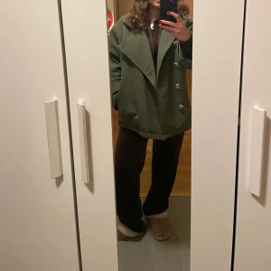 Grön meotine kappa  - Jag säljer min super snygga knappt använda meotine jacka, från förra säsongen. Den är stor i storlek, så skulle säga att även en M kan bära denna jacka. Kommer ej ihåg vad jag köpte jackan för. 