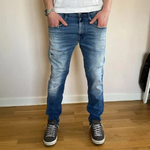 Replay jeans - Snygga blå jeans med slitningar och en modern tvätt. De har en normal passform och klassisk femficksdesign. Perfekta för en avslappnad stil.priset kan diskuteras 
