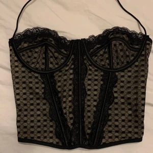 Spetskorsett - Snygg svart korsett med spets detaljer. Perfekta fest toppen. Använt endast en gång.