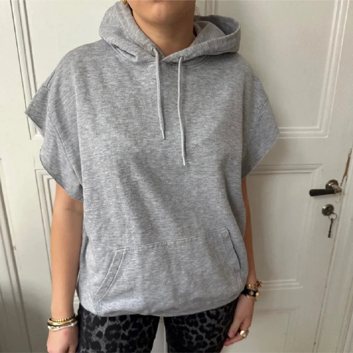 Grå trekvartsärmad hoodie