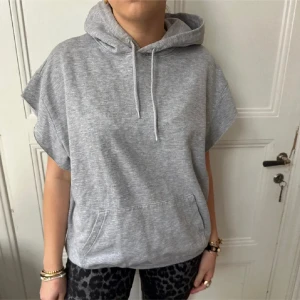 Grå trekvartsärmad hoodie - Säljer en grå trekvartsärmad hoodie. Storlek XS men passar S, färgen är lite ljusare än på bilden❤️