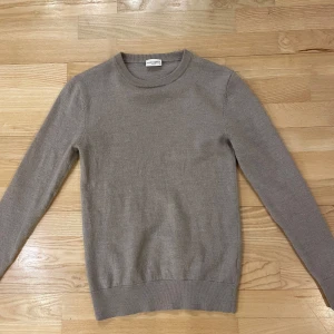 Merinoull tröja John Henric - Tja, säljer denna merinoull tröja ifrån John Henric för 499 kr. Tröjan är i 9/10 skick alltså knappt använd. Säljer den för att den inte längre passar mig då den krympte i tvätten, så den passar nu dig som bär S med smalare armar och XS