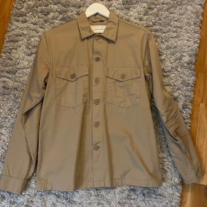 Overshirt från A Day’s March - Beige Overshirt från A Day’s March i nyskick! Hör va dig om du har några frågor