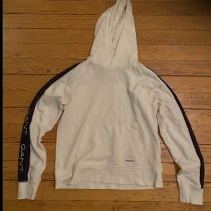 Vit hoodie från Gant - Säljer en vit hoodie från gant. Tröjan är i jätte bra skick! Helt ny! Endast testad! Tröjan är i stl 170.