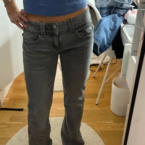 Gina young Jeans  - Säljer dessa snygga jeans eftersom de blivit försmå för mig. Jätte fint skick använt ca 3 ggr💞