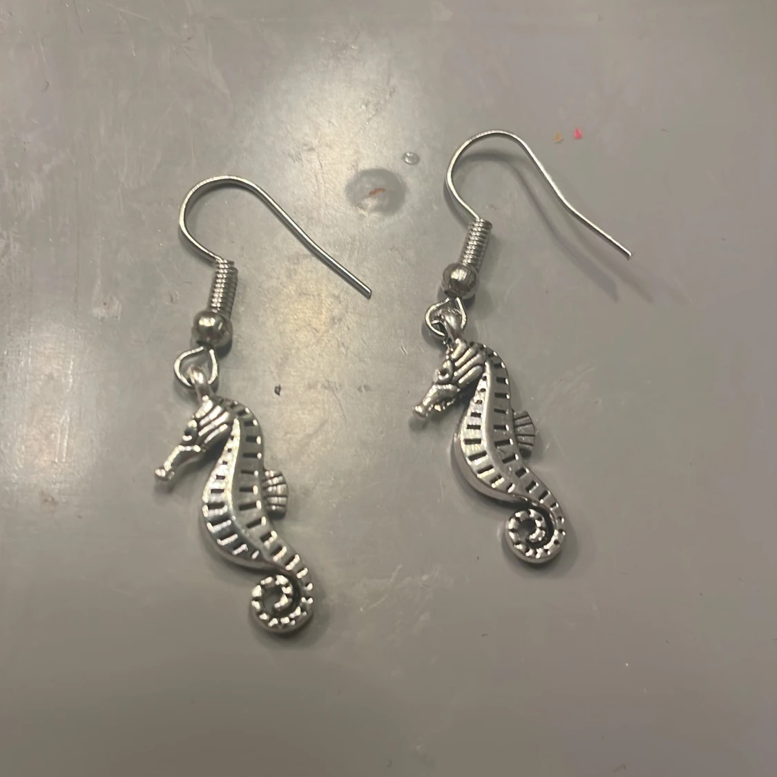 Silverfärgade sjöhästörhängen