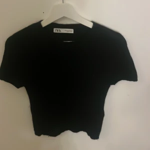 Svart kortärmad topp från Zara - Svart skickad tröja i ull från Zara 