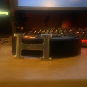 Svart läder bälte - Säljer nu mitt snygga Hermees bälte som jag säljer då jag inte använder det längre. Har gjort ett extra hål som man kan se på bilden. Har du frågor? Fråga gärna på! 