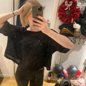 Svart stickad tröja - Hej, säljer denna snygga svarta tröja då den inte kommer till användning längre. Svart med glitter på sig! Använd men fortfarande i bra skick!❤️