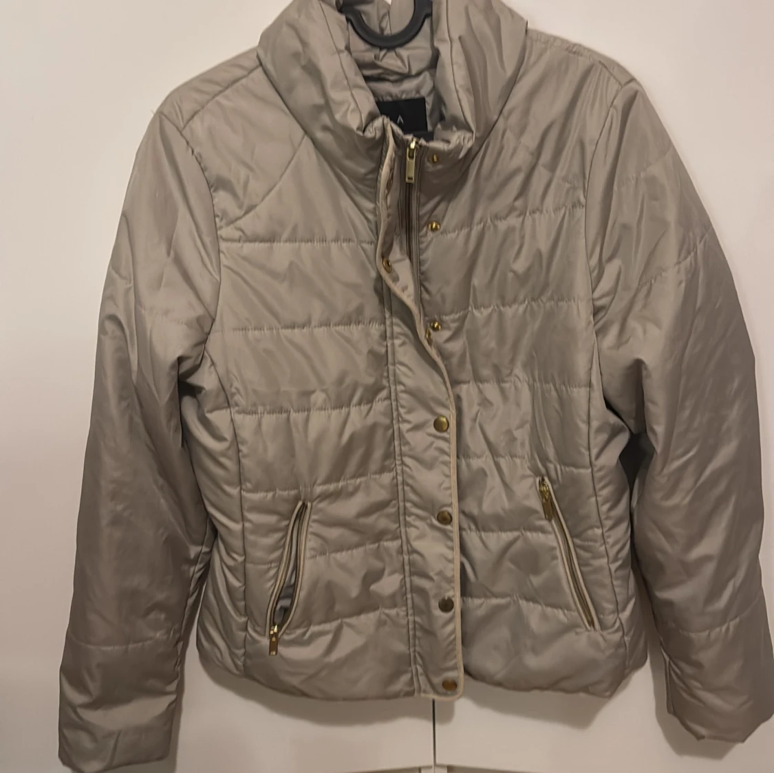 Beige quiltad jacka från Vila - 91