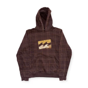 Vintage Billabong hoodie - Säljer en cool brun hoodie från Billabong med rutigt mönster och tryckt samt broderat motiv på framsidan. Perfekt för vintern nu! Super mysig och snygg. Passar som L. I fint skick.