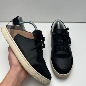 Burberry skor  - Burberry skor i storlek 40 men passar 41 skick 8/10 Pris 1699kr obs inget og Fraktar inom 24h