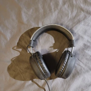 Hörlurar - Jätte bra skick, bra ljud och sköna. Går att redigera storleken på de. Cirka 145 cm lång sladd.