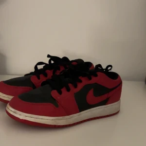 Nike Air Jordans i rött och svart - Snygga Nike Air Jordans i rött och svart med klassisk snörning. Perfekta för en sportig look med en ikonisk design. Jag växte ur dom väldigt snabbt o använde inte alls mkt 