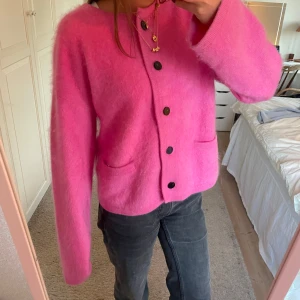 Lisa yang kashmir kofta - Säljer en supermjuk rosa kofta med brushed kashmir från Lisa yang med svarta knappar. Nypris ligger runt 8000kr och den är knappt använd!