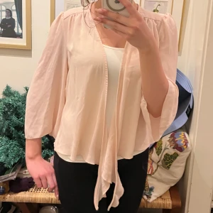 söt volangblus  - söt volangblus med trekvartsärmar 