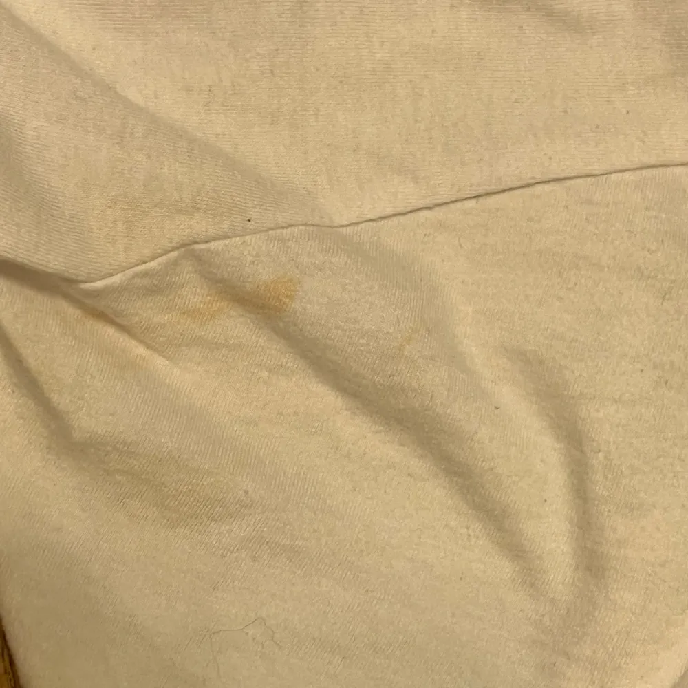 Klassisk vit t-shirt med det ikoniska 'I ❤️ NY'-trycket i svart och rött. Perfekt för alla som älskar New York! T-shirten är kortärmad och gjord i bomull, vilket gör den bekväm att bära.. T-paidat.