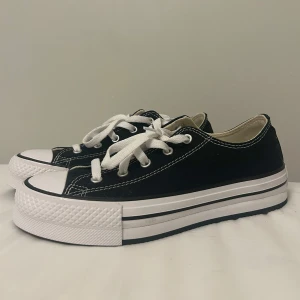 Svarta Converse All Star sneakers - Helt oanvända svarta låga Converse med platform, storlek 37. Sista bilden är lånad🤍