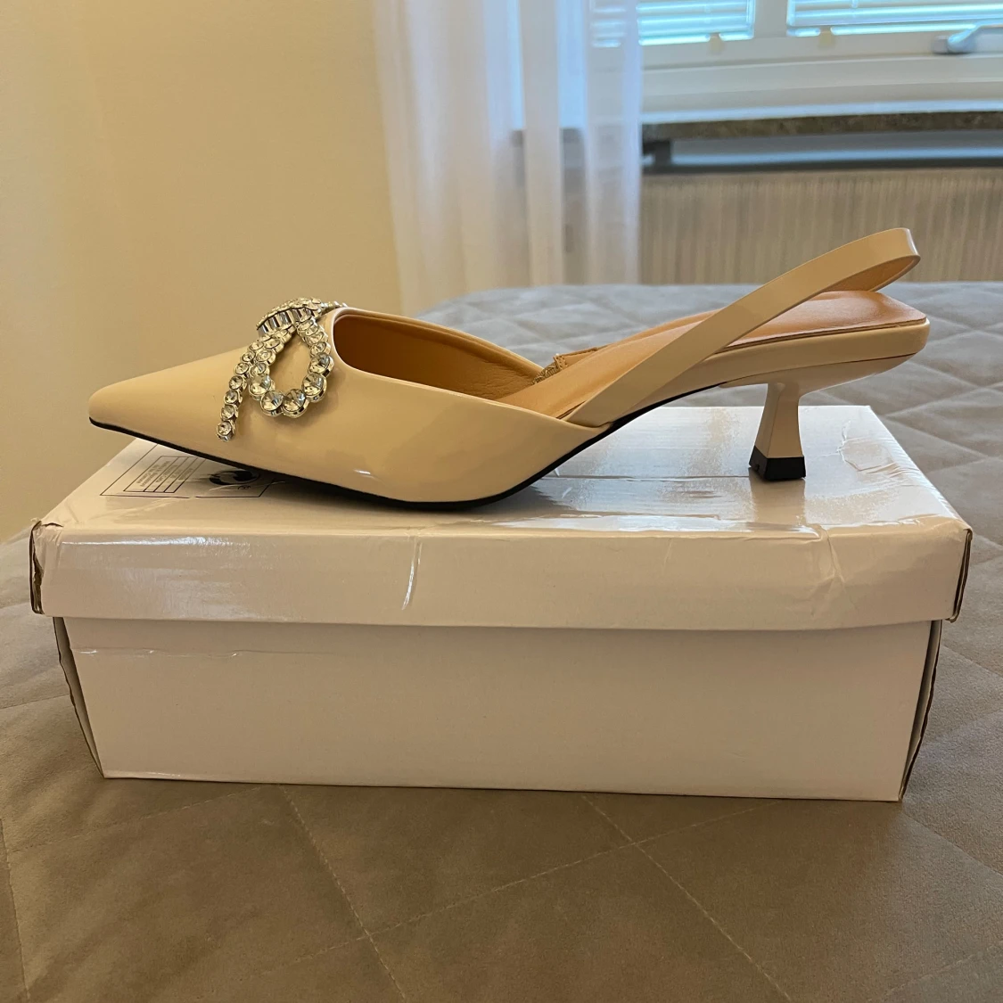 Beige pumps med strassdetalj