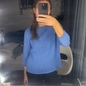 Blå virkad tröja - Säljer min hemvirkade blå tröja med tre kvarts ärmar, skulle uppskatta till storlek S