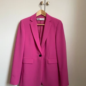 Rosa kavaj från Zara - Snygg rosa kavaj från Zara med klassisk design och svarta knappar. Aldrig använd.