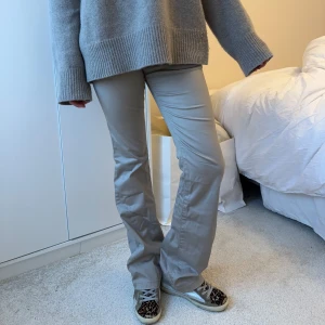 Kostymbyxor - Så snygga beiga kostymbyxor med bootcut! 38cm över midjan och 82cm i innersöm