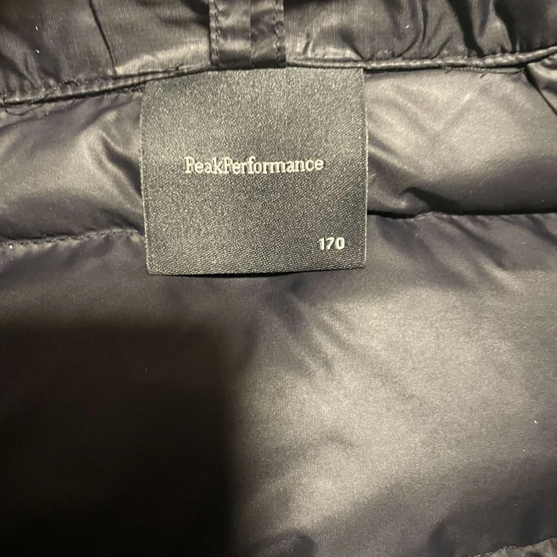 Svart dunjacka från Peak Performance - 92