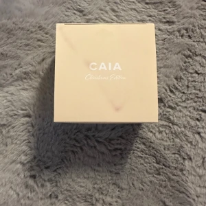 CAIA Christmas Edition Silky Sensation Body Butter - Lyxigt body butter från CAIA Christmas Edition. Innehåller sheasmör och makadamiaolja för alla hudtyper. Perfekt för att ge huden en silkeslen känsla. Självklart helt ny