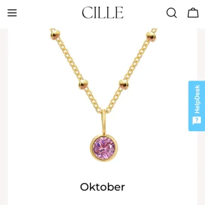 Guldhalsband med rosa sten från Cille - Elegant guldhalsband från Cille med en vacker rosa sten som hänge. Perfekt för att lägga till en touch av färg och stil till din outfit. Kommer i en fin förpackning. Nypris 700 kr. Man vågar pruta, jag är pank och behöver sälja allt jag kan 🥲