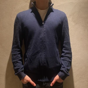 Zip tröja - Blå zip tröja | strl: xs | skick: 9/10 |