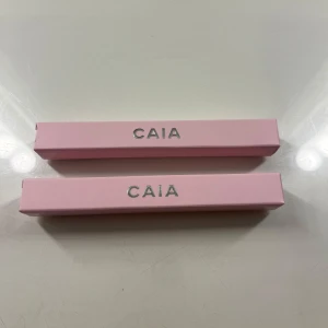 Ögonskuggspennor från CAIA - Eyeshadow Pencil från CAIA, helt nya oöppnade!! färgerna ”och champagne” och ”snow spice” 🙌🏼🥰