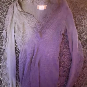 Tröja - jätte snygg tröja från rosemunde, använts ett fåtal gånger 💖💖 står ingen storlek men skulle gissa S/M